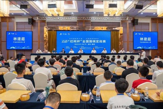 第33分钟，罗马前场连续的传递，迪巴拉外脚背抽射稍稍偏出。